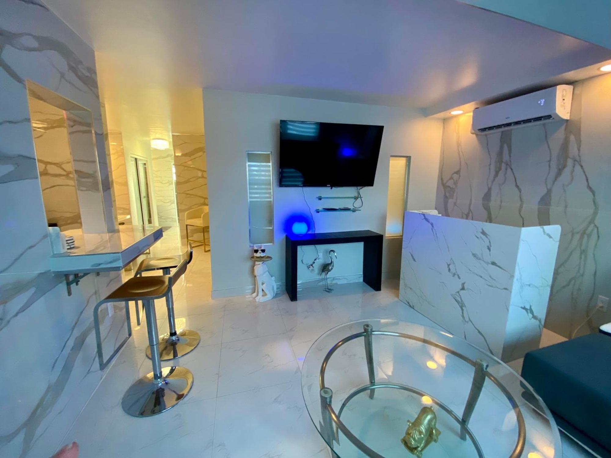 Luxurious Remodeled Direct Waterfront Apartment With Miami Skyline View And Outdoor Terrace Free Parking 5Min Drive To Маямі-Біч Екстер'єр фото