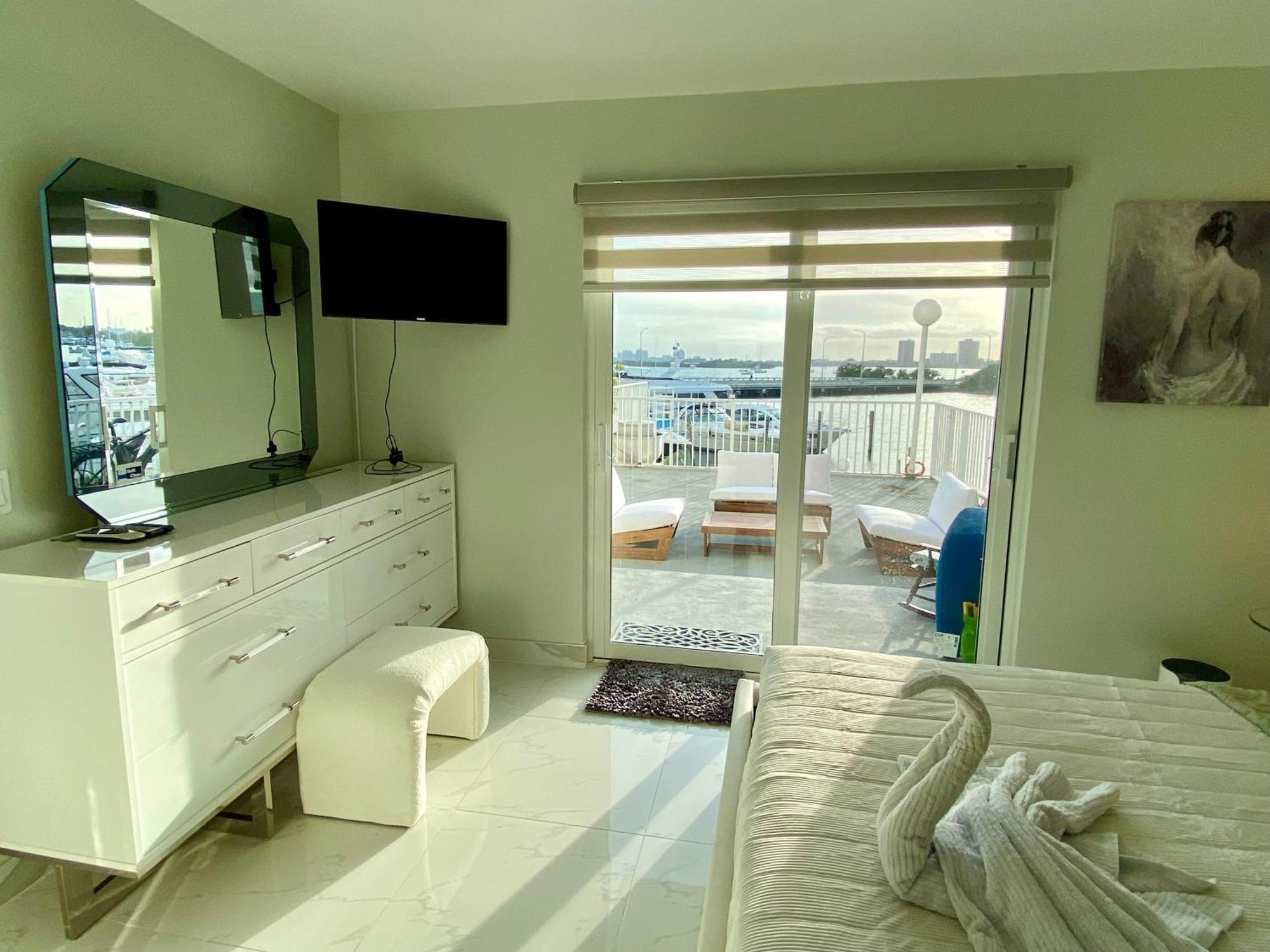 Luxurious Remodeled Direct Waterfront Apartment With Miami Skyline View And Outdoor Terrace Free Parking 5Min Drive To Маямі-Біч Екстер'єр фото