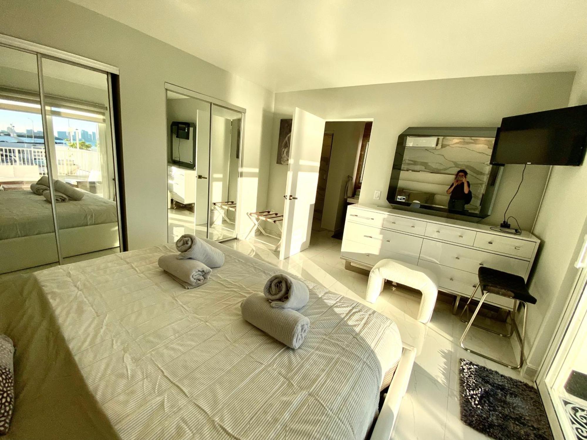 Luxurious Remodeled Direct Waterfront Apartment With Miami Skyline View And Outdoor Terrace Free Parking 5Min Drive To Маямі-Біч Екстер'єр фото