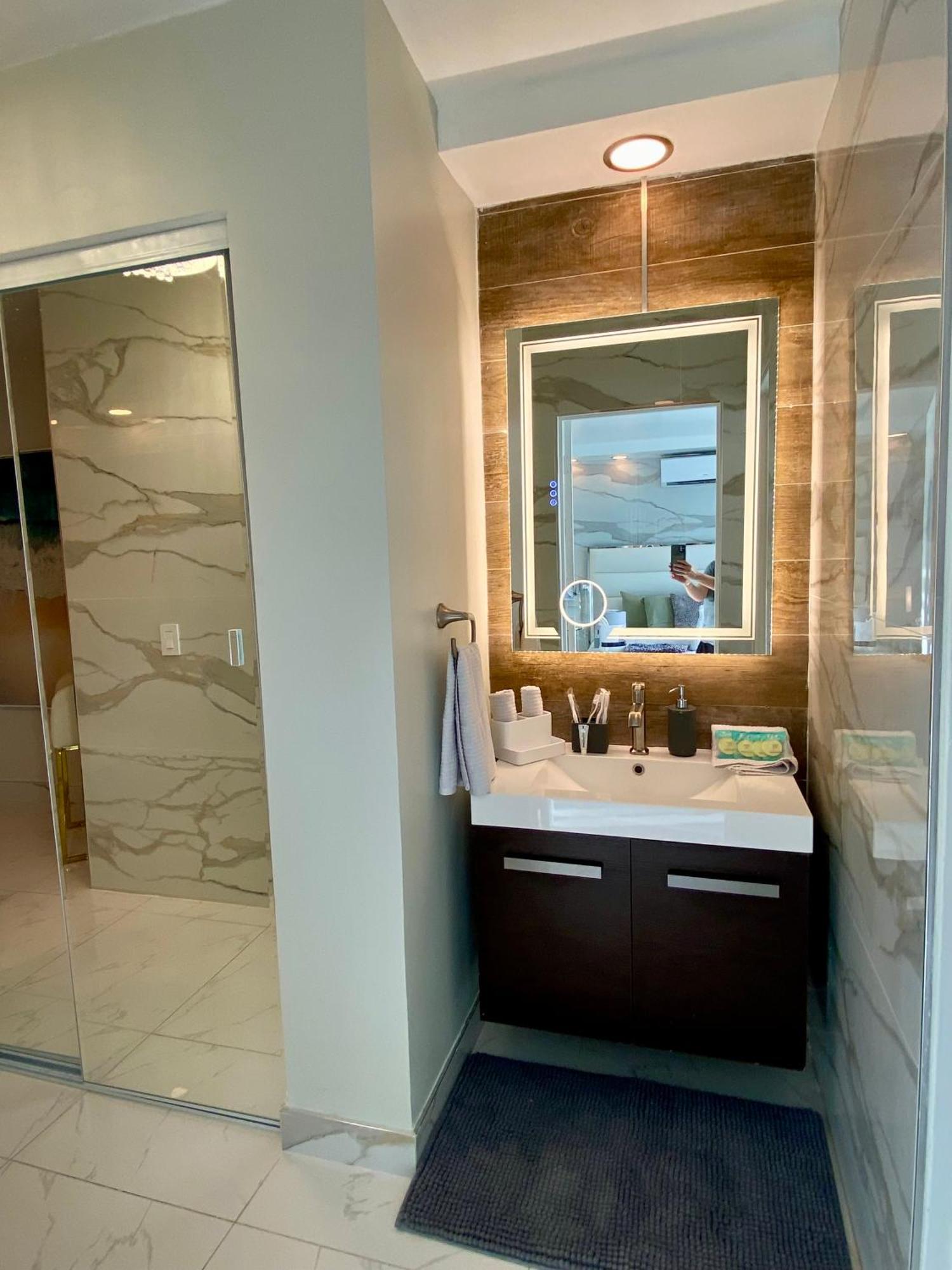 Luxurious Remodeled Direct Waterfront Apartment With Miami Skyline View And Outdoor Terrace Free Parking 5Min Drive To Маямі-Біч Екстер'єр фото