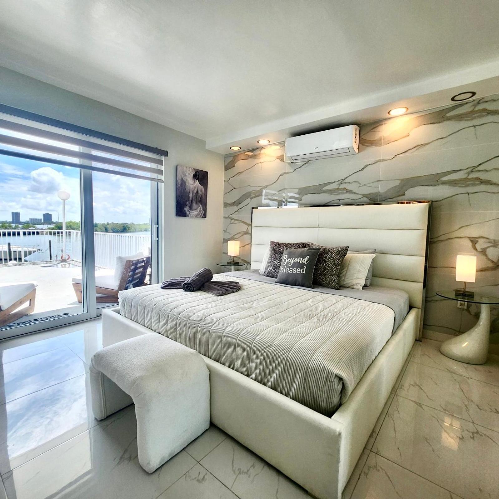 Luxurious Remodeled Direct Waterfront Apartment With Miami Skyline View And Outdoor Terrace Free Parking 5Min Drive To Маямі-Біч Екстер'єр фото